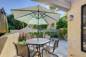 Outdoor dining - Spacious & modern condo surrounded by resort pools & hot tubs (Palm Springs)