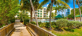 Dog-friendly condo with pool, hot tub, balcony, central AC, W/D, & fitness room