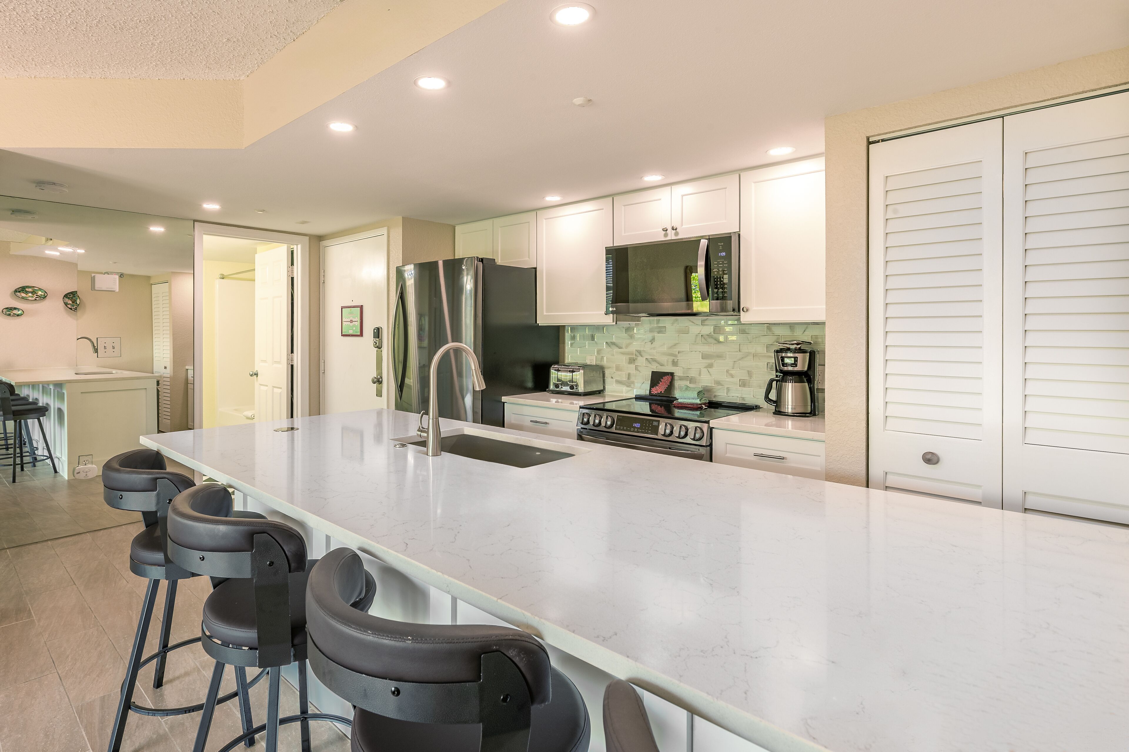 Kjøleskap, mikrobølgeovn, ovn og kokeplater