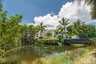 Dog-friendly condo with pool, hot tub, balcony, central AC, W/D, & fitness room