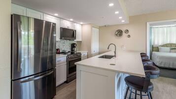 Een koelkast, een magnetron, een oven, een kookplaat