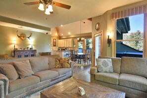 Fernseher, Kamin, DVD-Player