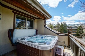 Outdoor spa tub - Corral at Breckenridge Raven Condo: Soaking Tub, Views (Breckenridge)