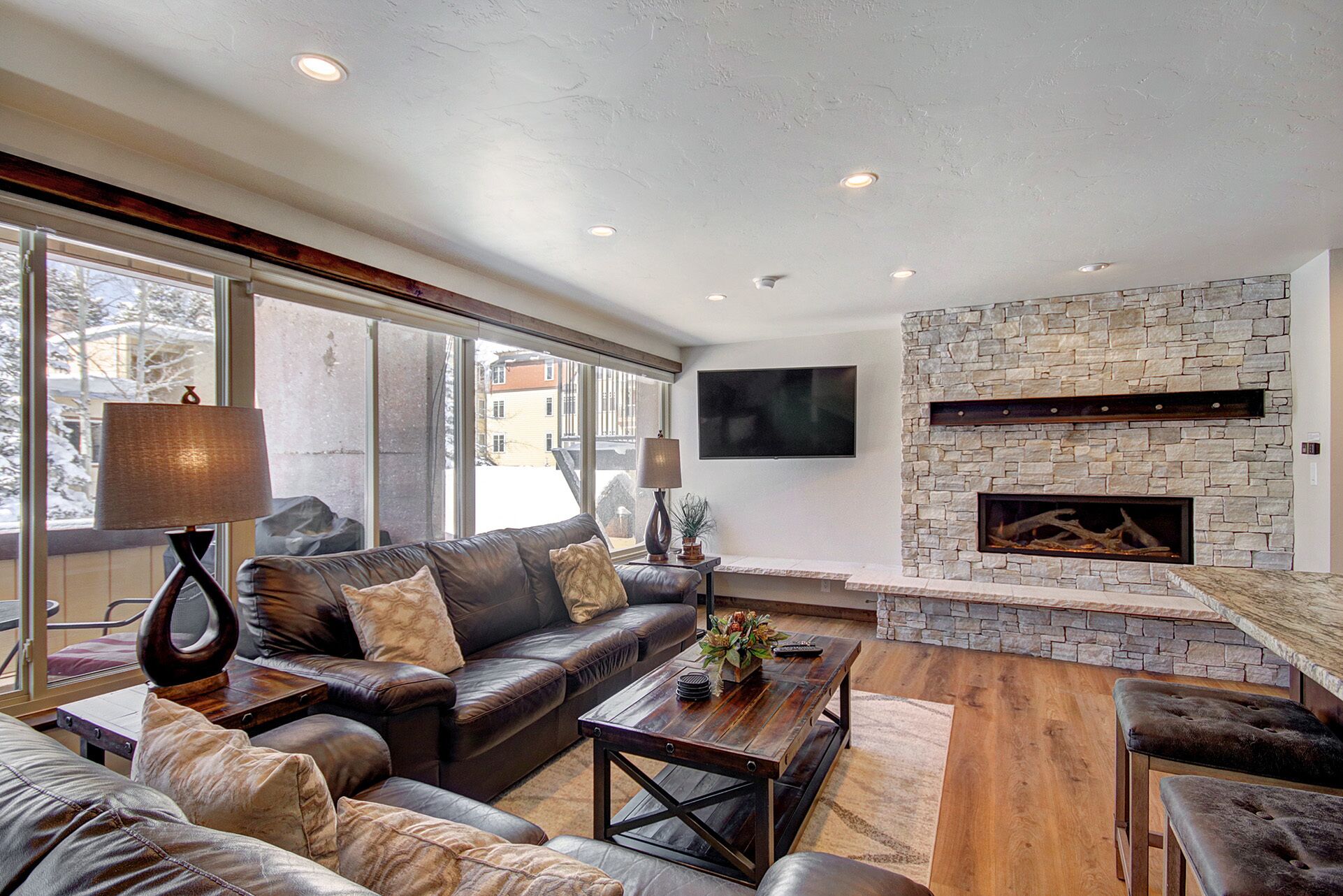 FREE SkyCard Activities - Walk to Town/Peak 9, Outdoor Pool/Hot Tubs, Gas Fireplace - The Lift A102