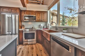 Fridge, microwave, oven, stovetop - 4 Masters & 2 Hot tubs! BBQ - Perfect for large family! (Deer Valley)