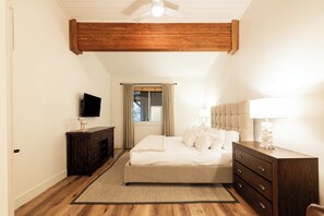 4 bedrooms, iron/ironing board, travel cot, WiFi - 4 Masters & 2 Hot tubs! BBQ - Perfect for large family! (Deer Valley)