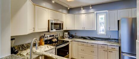 Køleskab, mikrobølgeovn, ovn, kogeplade