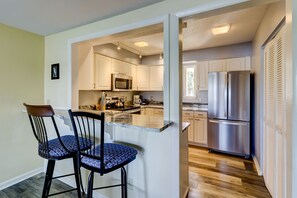 Jääkaappi, mikroaaltouuni, uuni, liesi