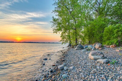 Lakefront Home with Private Beach & Gorgeous Peninsula Location - Dogs OK