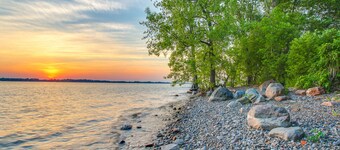 Lakefront Home with Private Beach & Gorgeous Peninsula Location - Dogs OK