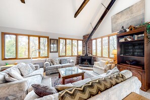 Téléviseur, livres, chaîne audio