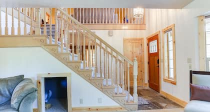Gorgeous! Hot Tub, SHARC passes, A/C, Game Table, Luxurious Linens