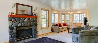 3 Mt Baker - Gorgeous! Hot Tub, SHARC passes, A/C, Game Table, Luxurious Linens