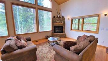 Télévision, cheminée, lecteur de DVD, table de tennis de table