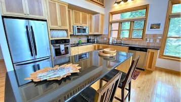 冰箱、微波炉、烤箱、炉灶