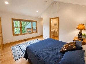 4 bedrooms, iron/ironing board, travel cot, free WiFi - Spacious Lodge with Pond just 1 Mile to Purgatory Ski Resort (Durango)