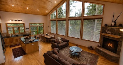Spacious Lodge with Pond just 1 Mile to Purgatory Ski Resort