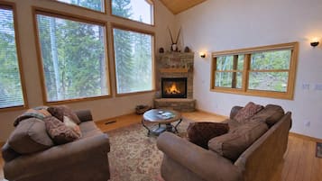 Téléviseur, foyer, lecteur de DVD, table de ping-pong