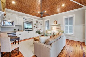 TV, fireplace, ping pong, books