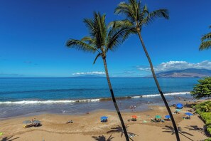 On the beach - Beachfront Wailea condo w/ pool, hot tub and sunset lanai (Wailea)