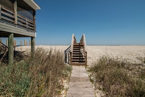 Beach nearby - Pelican Crossing Only a hop, skip and a jump to the Beach!!! (Pawleys Island)