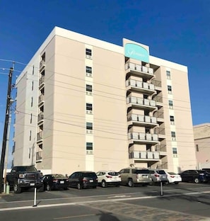 Exterior - Beachfront! Studio - Panoramic beach to bay views, Pool, Hot tub, BBQ (South Padre Island)