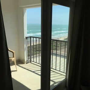 Interior - Beachfront! Studio - Panoramic beach to bay views, Pool, Hot tub, BBQ (South Padre Island)
