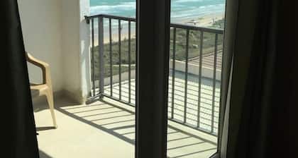 Beachfront Studio- panoramic  beach to bay views!