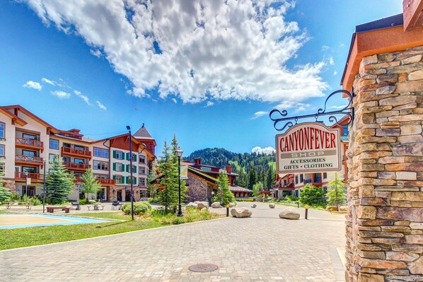 Exterior - Lovely mountain-view condo with shared hot tub, pool & more - walk to lifts (Solitude)