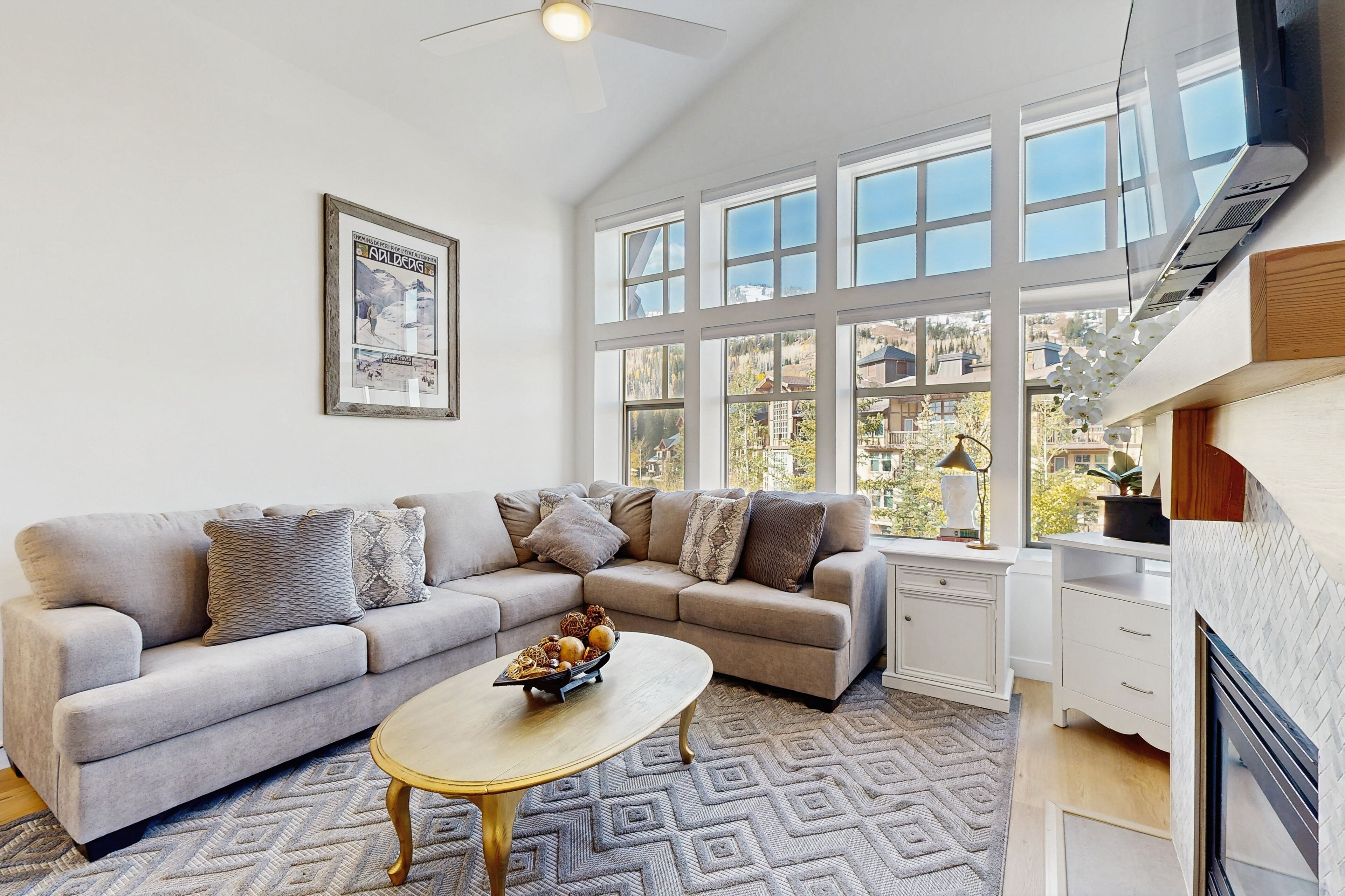 Televisio, takka, pöytäjalkapallopöytä