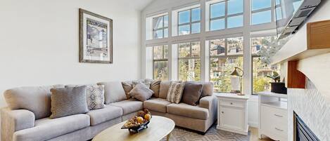 Televisio, takka, pöytäjalkapallopöytä