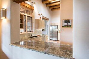 Een microgolfoven, een vaatwasser, een koffiezetapparaat/waterkoker