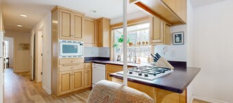 Dog-Friendly Sunriver condo with deck, bikes & 6 SHARC passes