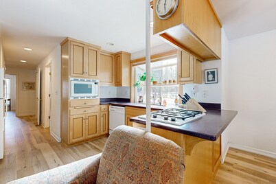 Dog-Friendly Sunriver condo with deck, bikes & 6 SHARC passes