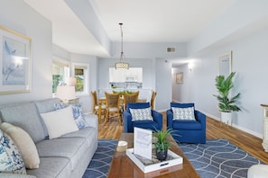 TV, DVD player - 539 Shorewood | Updated 2 Bedroom Oceanview Villa | On-site Pool & Hot Tub (Hilton Head Island)