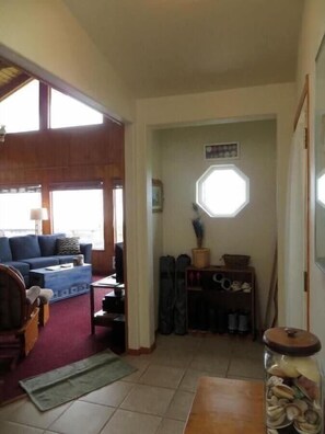 Flatskjerm-TV, peis, DVD-spiller og fotballspill