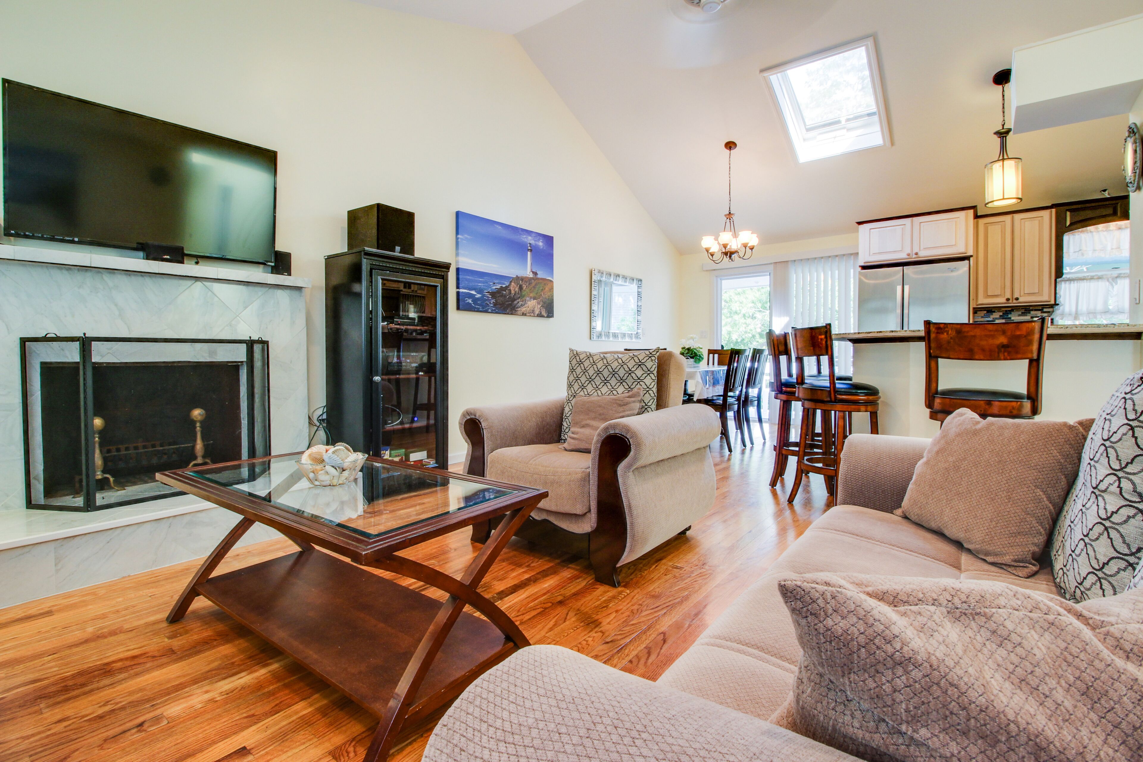 Charming, Dog-Friendly House with Lots of Entertainment & Gourmet Kitchen
