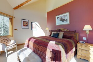 3 quartos, ferros/tábuas de passar roupa, acesso à internet