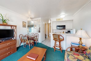 TV - Great Seawall Location with Shared Pool, Hot Tub, & Gulf Views (Galveston)