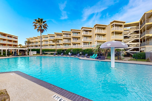 A heated pool - Great Seawall Location with Shared Pool, Hot Tub, & Gulf Views (Galveston)