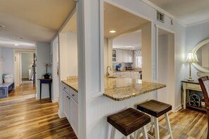 Kylskåp, mikrovågsugn, ugn och spishäll