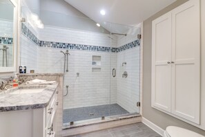 Ducha y bañera combinadas y toallas
