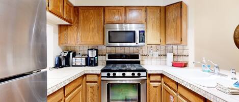 Een koelkast, een magnetron, een oven, een kookplaat