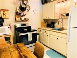 Réfrigérateur, micro-ondes, plaque de cuisson, lave-vaisselle