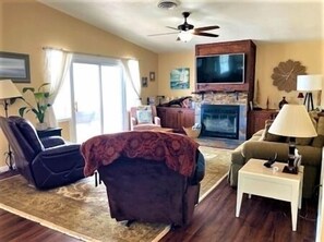 Télévision, baby-foot, chaîne hi-fi