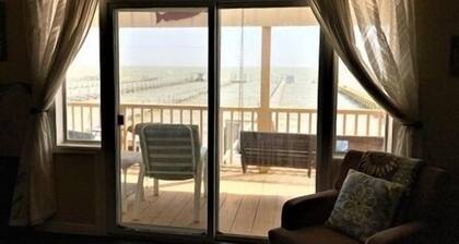 Beautiful 3 Bedroom, 3 Bath. Private Fishing Pier. Newly Renovated..