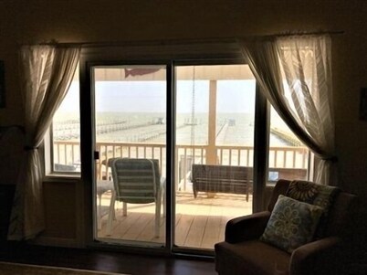 Beautiful 3 Bedroom, 3 Bath. Private Fishing Pier. Newly Renovated..