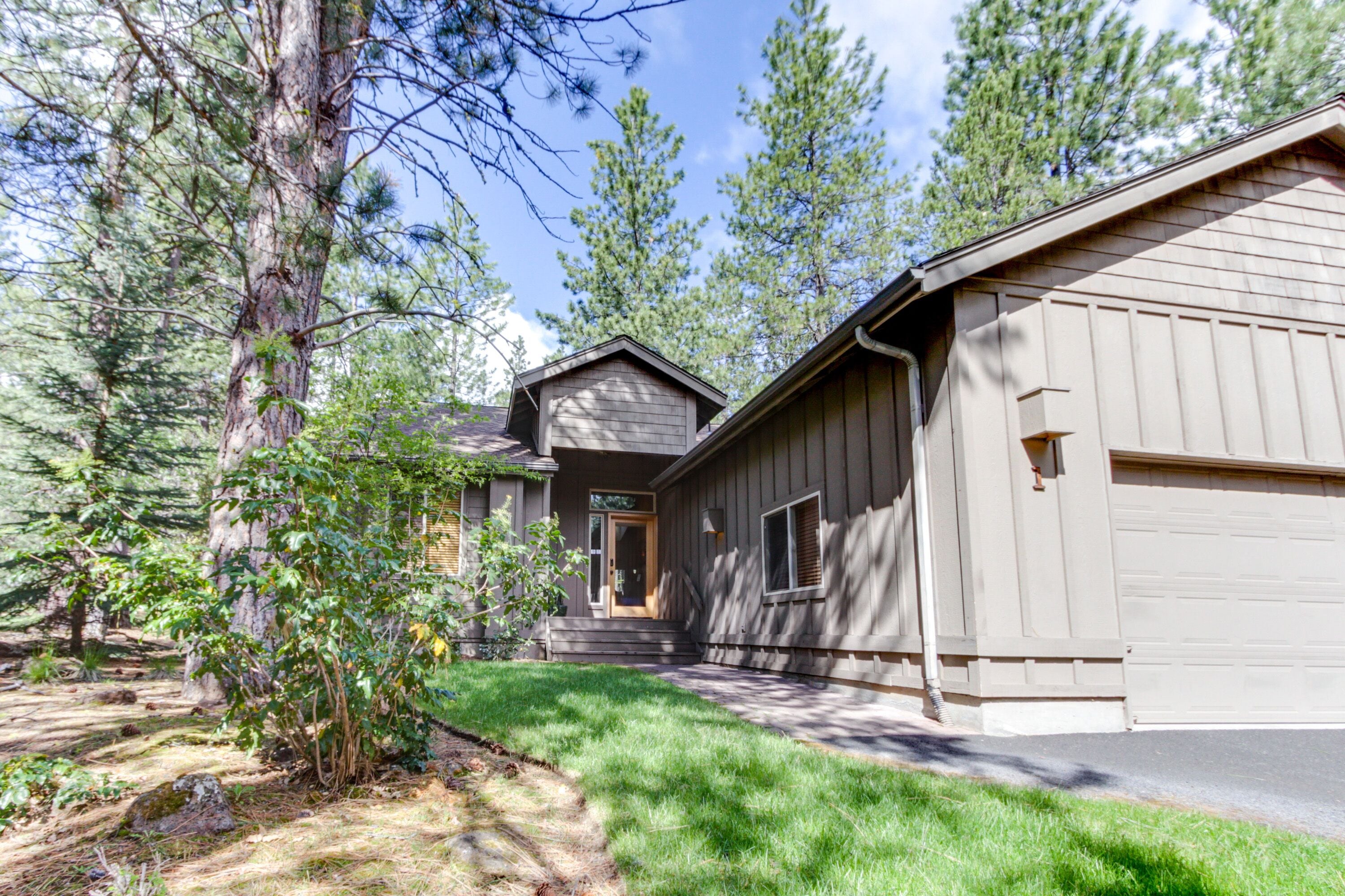 Near Fort Rock Park with SHARC Passes & Private Hot Tub