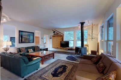 Cozy High Sierra Home w/ Decks & Forest Views, Close to Skiing & Huntington Lake