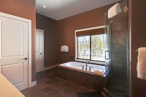 Badewanne, Haartrockner, Handtücher